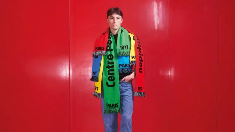 Hoe het Centre Pompidou zijn architecturale identiteit omzette in supporterssjaals op maat