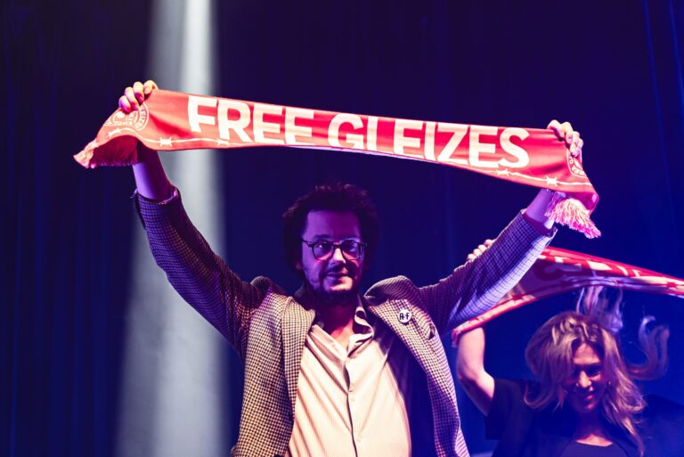 Hoe RSF een supporterssjaal op maat inzette voor de campagne FREE GLEIZES
